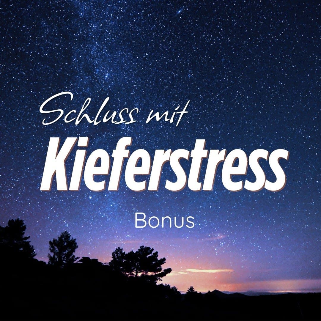 Nachthimmel voller Sterne über einer Baumsilhouette, Schriftzug Schluss mit Kieferstress